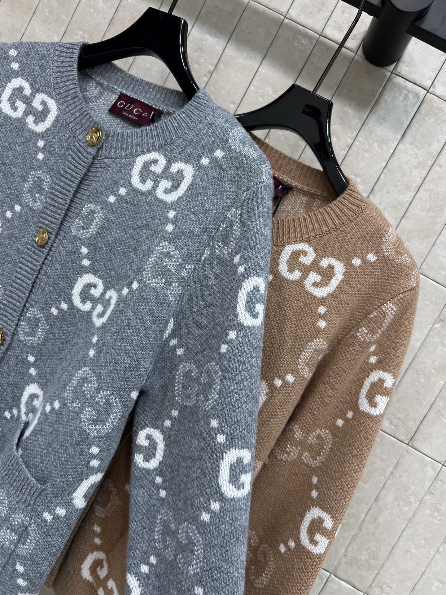 G家 26早秋新款 GG提花针织开采用羊毛针织面料 软糯厚实 圆领搭配复古金属圆扣 衣身两侧实用口袋细节考究 合身短版型