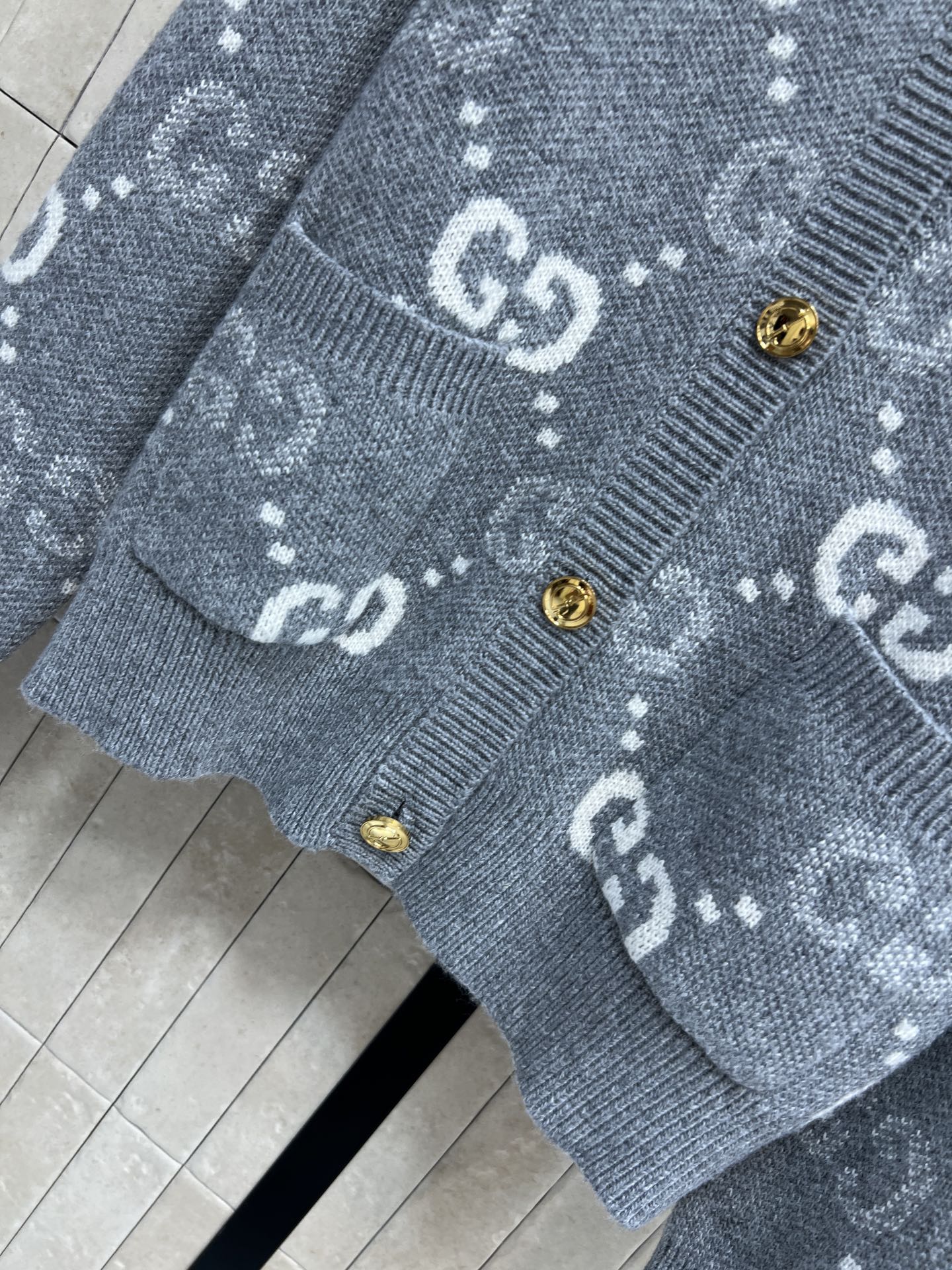 G家 26早秋新款 GG提花针织开采用羊毛针织面料 软糯厚实 圆领搭配复古金属圆扣 衣身两侧实用口袋细节考究 合身短版型