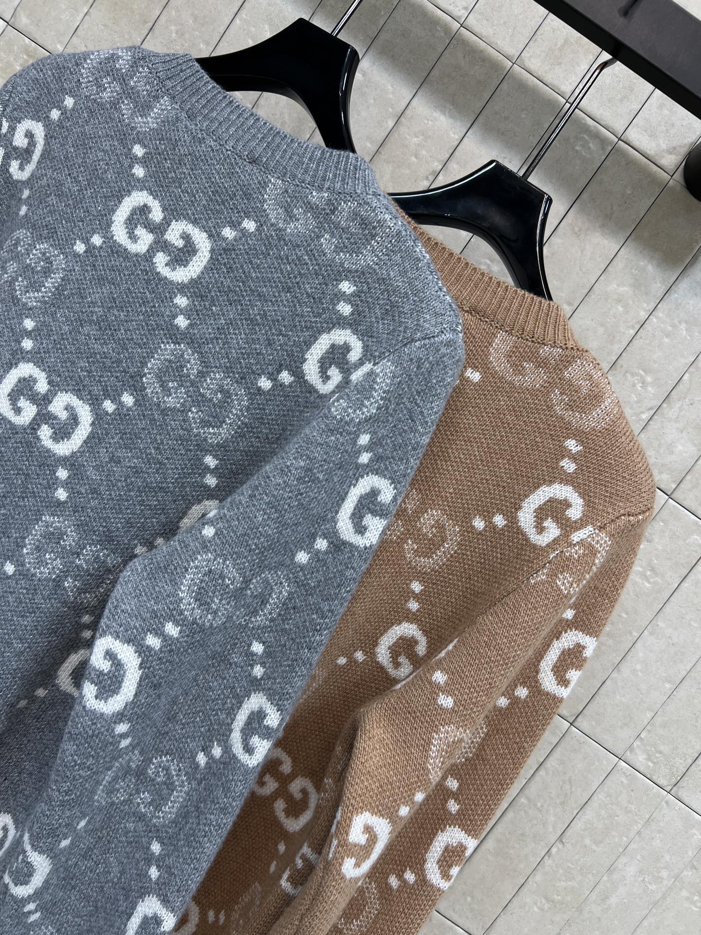 G家 26早秋新款 GG提花针织开采用羊毛针织面料 软糯厚实 圆领搭配复古金属圆扣 衣身两侧实用口袋细节考究 合身短版型