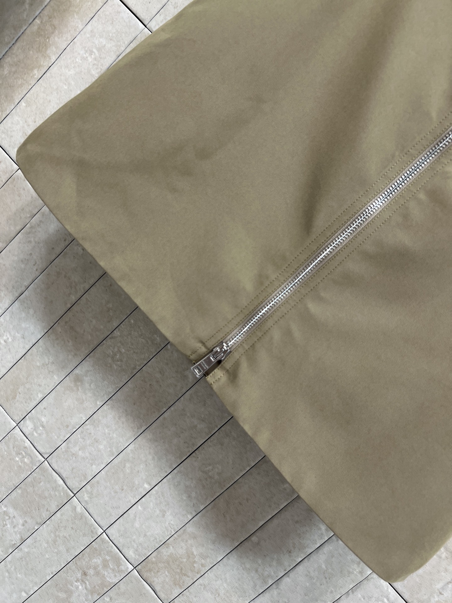 PD家 26早秋新款 高腰A字短裙 采用棉质混纺面料 同色系细腰带修饰腰线 正面贯穿式金属拉链设计辨识度十足 利落短版型