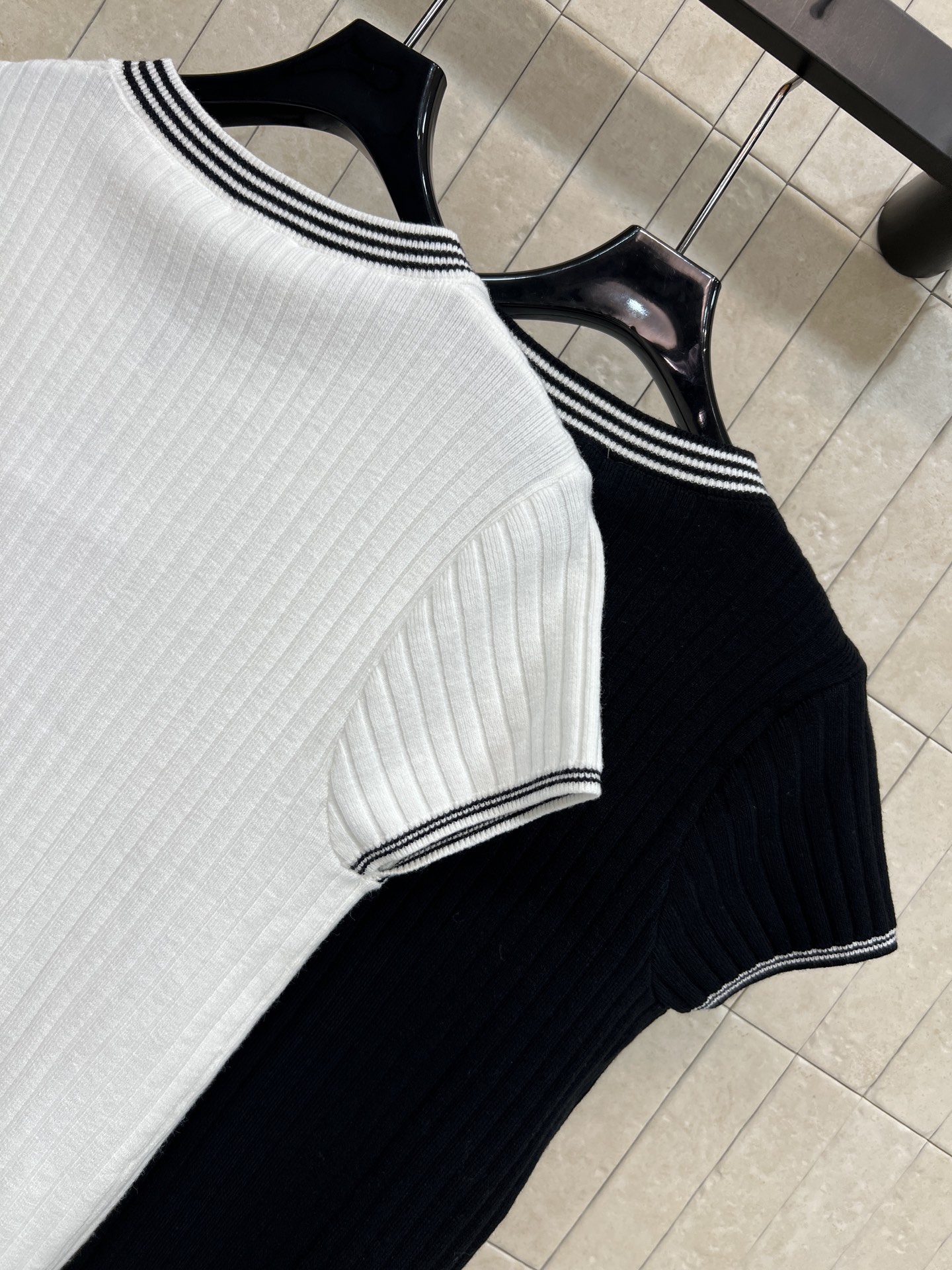 C家 26早秋新款 撞色条纹针织短袖 采用羊毛针织面料 领口袖口双层黑白条纹撞色 细节精致利落 胸前金属双C标识低调 竖