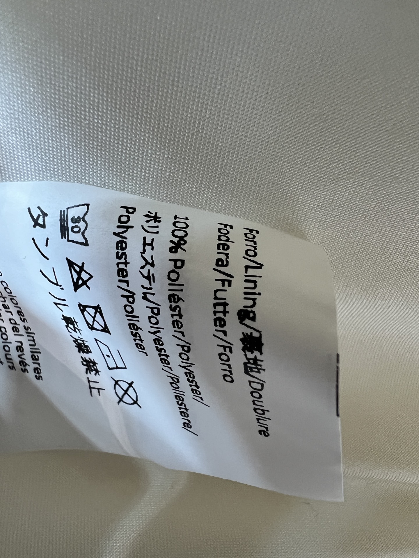 LW家 26早秋新款 立领短款夹克 垂顺耐磨面料 领口可调节抽绳 拼接皮质领边更有层次 正面拉链开合 胸前暗纹标识低调精