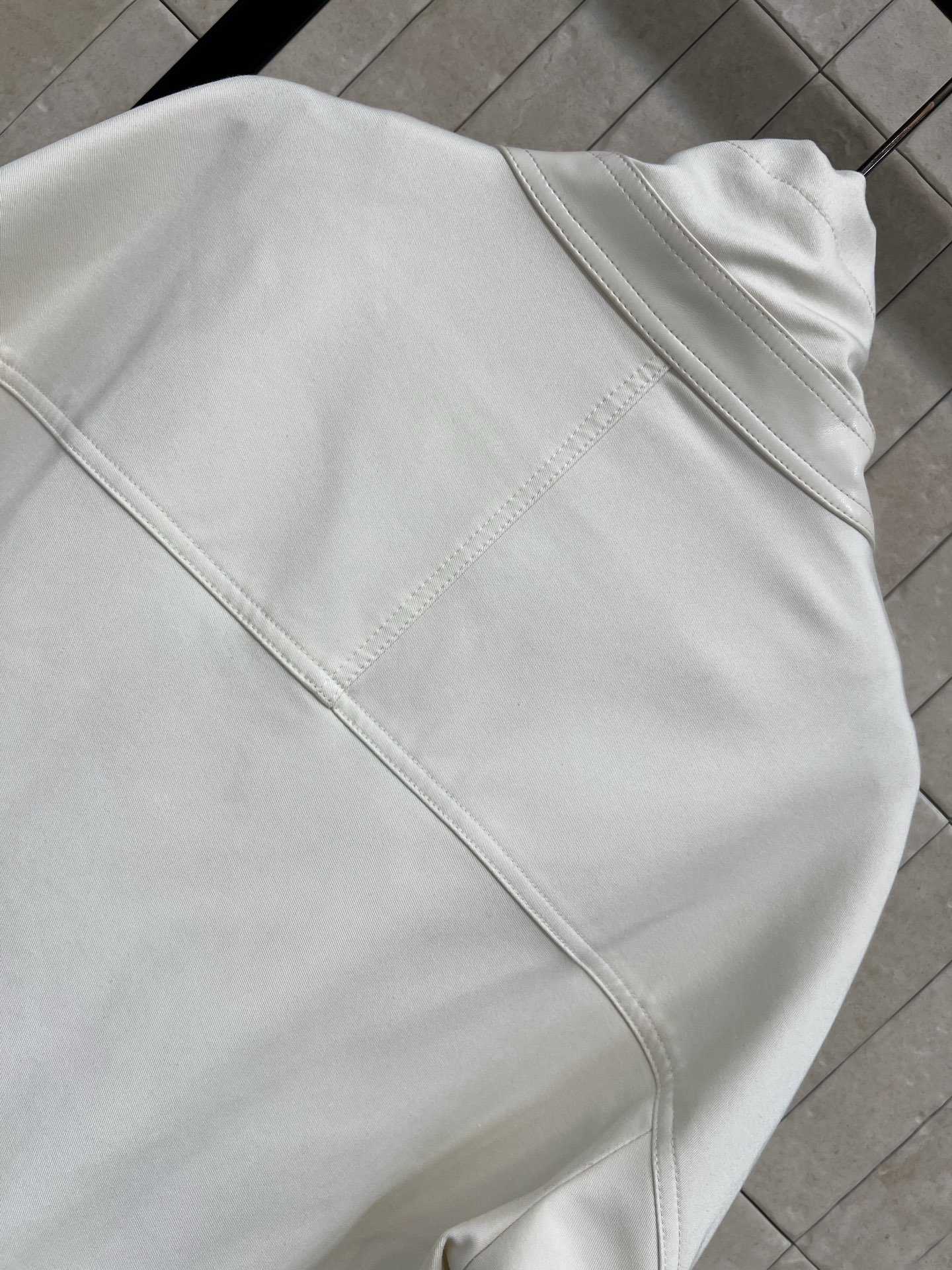 LW家 26早秋新款 立领短款夹克 垂顺耐磨面料 领口可调节抽绳 拼接皮质领边更有层次 正面拉链开合 胸前暗纹标识低调精