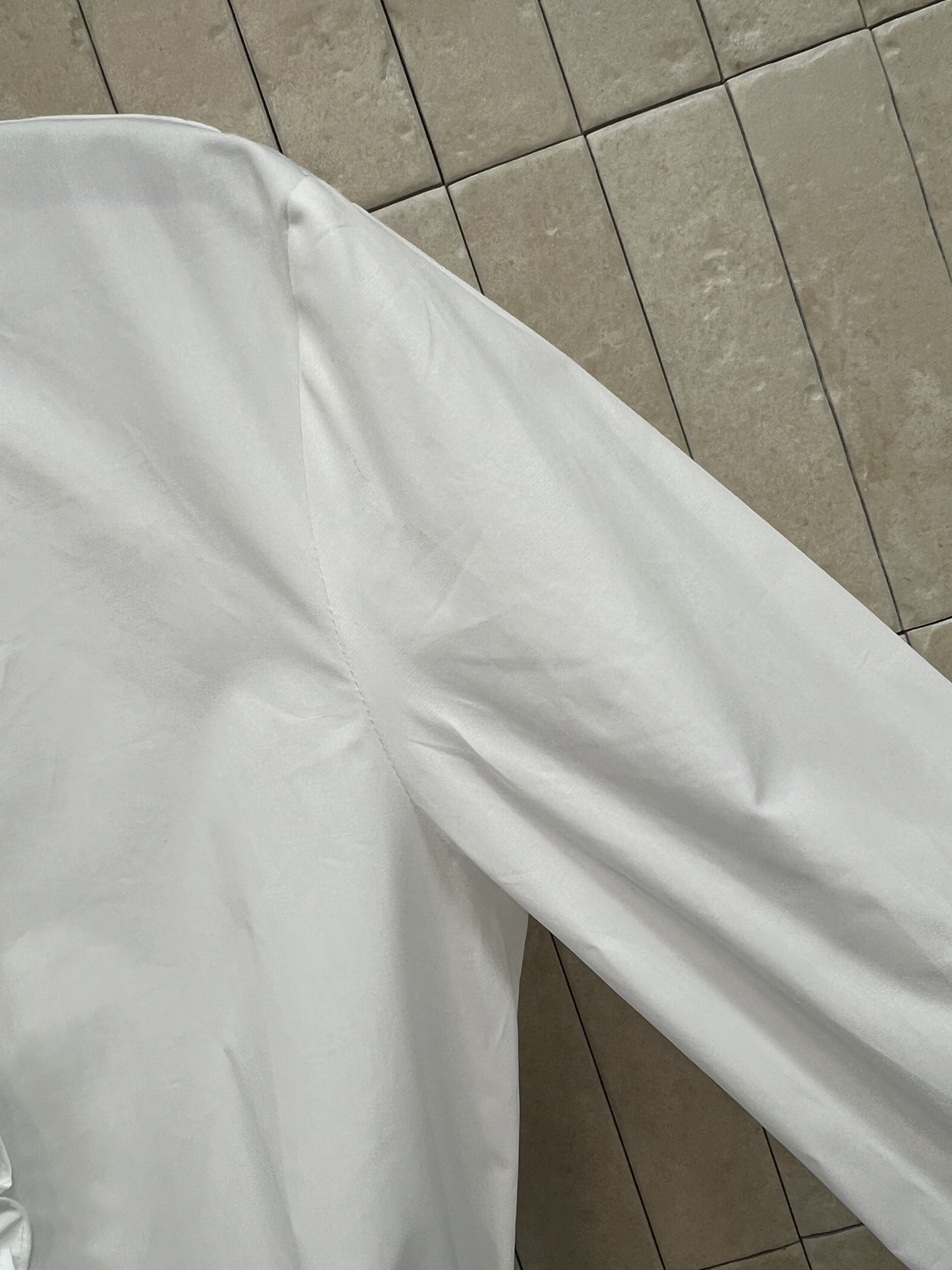 D家 26早秋新款 白色长袖衬衫 门襟双层褶皱木耳边增添柔美感 打破基础款单调 挺括抗皱棉料版型利落 袖口做翻折设计精致