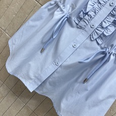 D家 26早秋新款 收腰无袖衬衫 挺括透气棉质面料不易皱 经典翻领搭配门襟双层木耳边 无袖剪裁利落清爽 腰间抽绳可自由 D家 26早秋新款 收腰无袖衬衫 挺括透气棉质面料不易皱 经典翻领搭配门襟双层木耳边 无袖剪裁利落清爽 腰间抽绳可自由