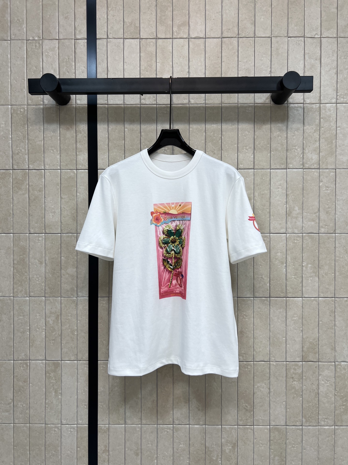 L家 26早秋新款 白色印花短袖T恤 采用高品质棉面料 亲肤舒适 胸前彩色花卉礼盒印花亮眼吸睛 色彩鲜活 简约圆领 利落
