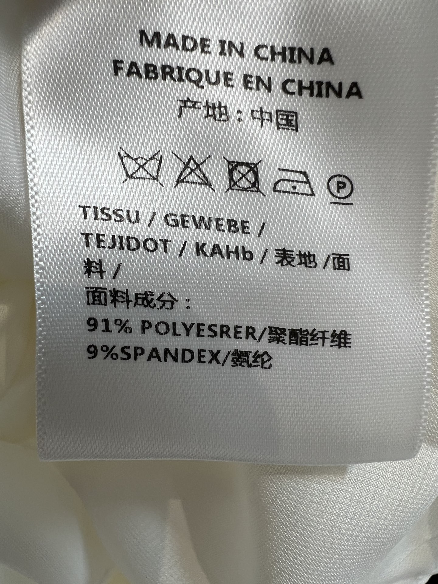26早秋新款 扭结无袖连衣裙 斜肩领口搭配闪亮钻饰扭结 精致吸睛 侧边收褶剪裁巧妙修饰腰腹 勾勒柔和曲线 包容各种身形 