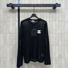 C家 26早秋新款 镂空针织上衣 采用天丝混纺针织面料 通透网眼织纹清爽透气 自带松弛滤镜 领口小开叉细节别致 胸口经典 C家 26早秋新款 镂空针织上衣 采用天丝混纺针织面料 通透网眼织纹清爽透气 自带松弛滤镜 领口小开叉细节别致 胸口经典