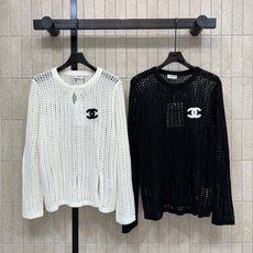 C家 26早秋新款 镂空针织上衣 采用天丝混纺针织面料 通透网眼织纹清爽透气 自带松弛滤镜 领口小开叉细节别致 胸口经典 C家 26早秋新款 镂空针织上衣 采用天丝混纺针织面料 通透网眼织纹清爽透气 自带松弛滤镜 领口小开叉细节别致 胸口经典