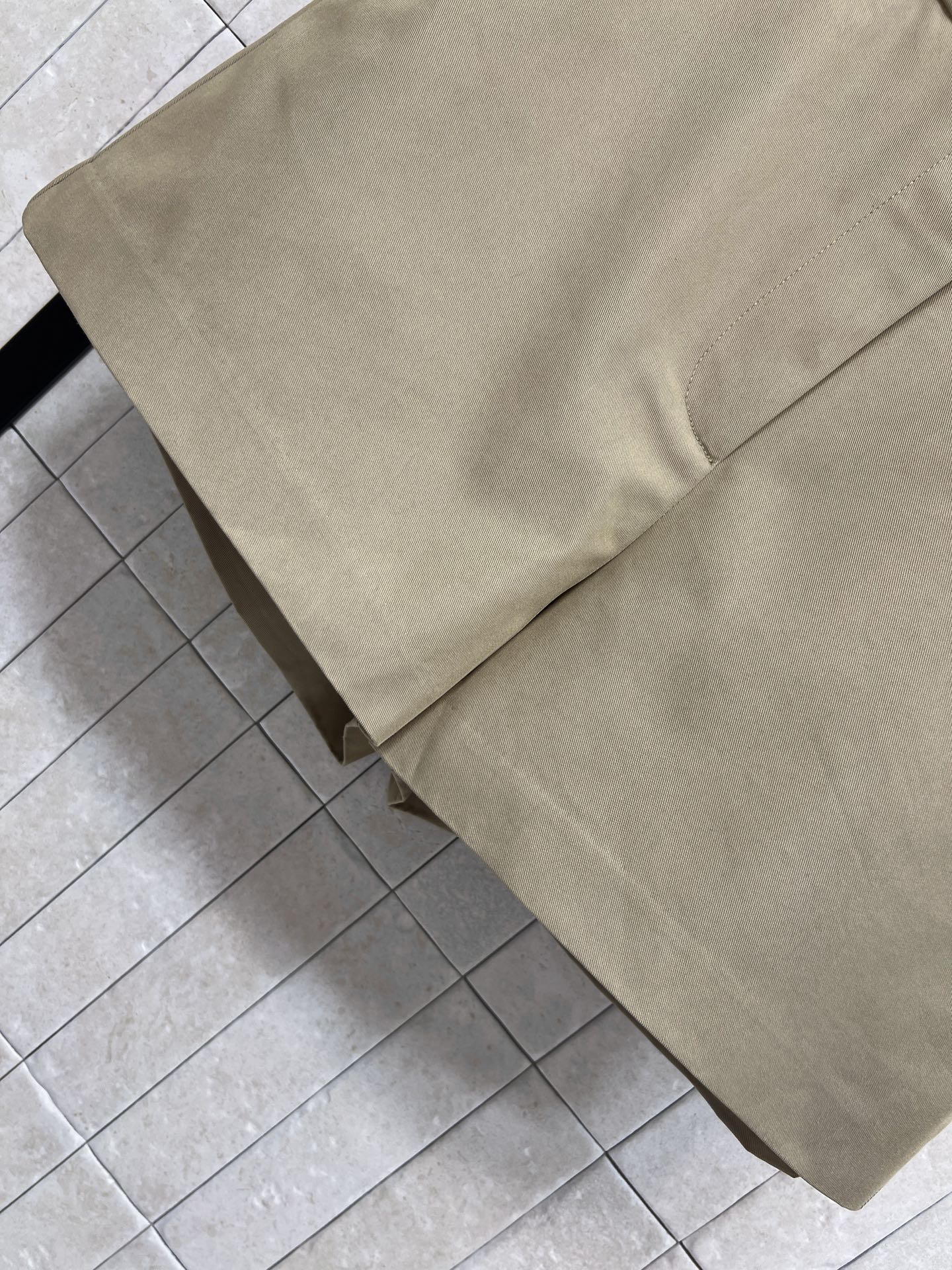 PD家 26早秋新款 卡其高腰短裤 采用棉质混纺面料 自带腰带金属扣点缀提升精致感 利落直筒A字版型 修饰胯部与大腿线条