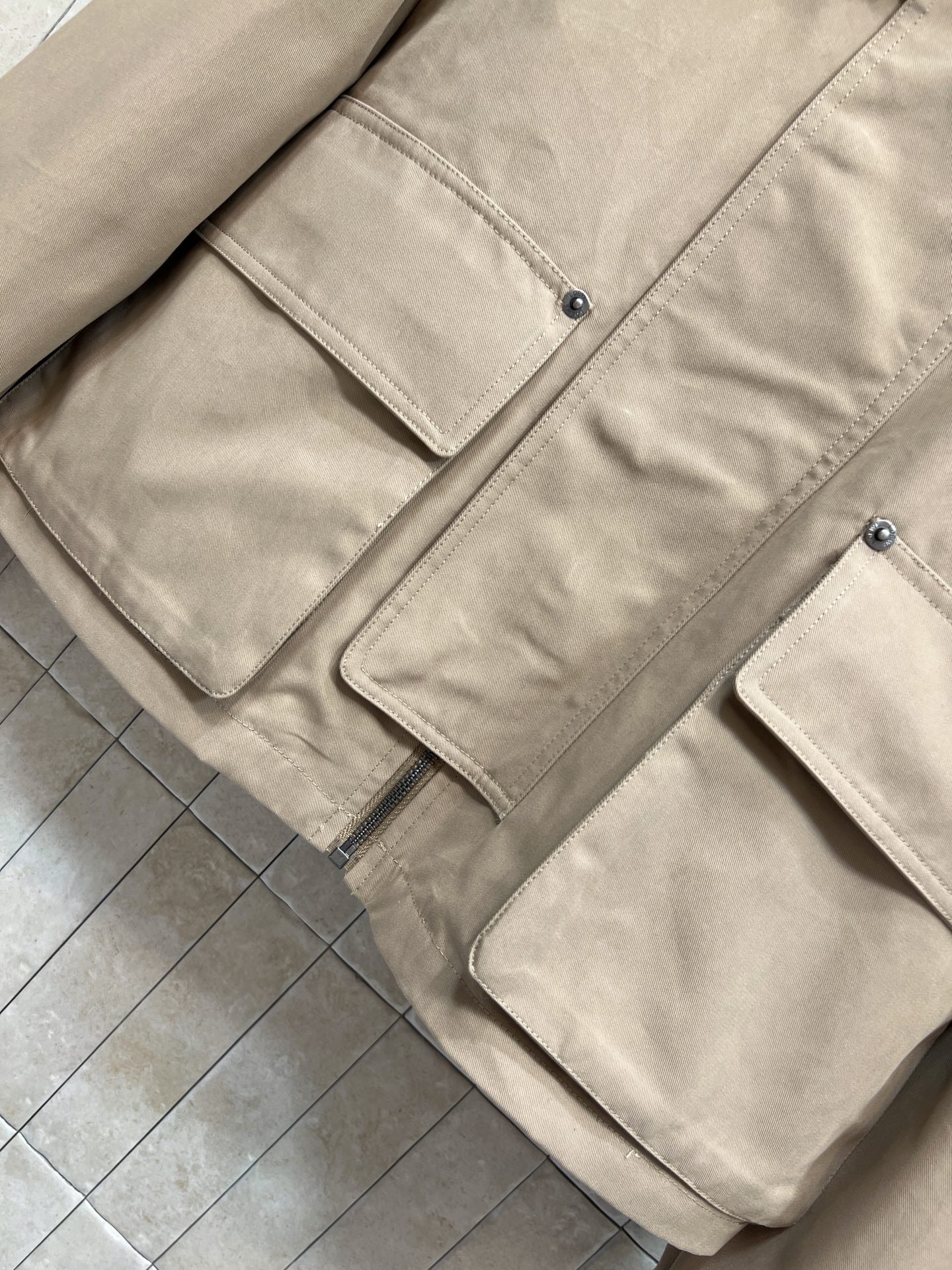LW家 26早秋新款 撞色夹克外套 采用棉质混纺面料 撞色深棕灯芯绒翻领层次鲜明 斜开拉链搭配肩侧金属扣袢 细节充满设计
