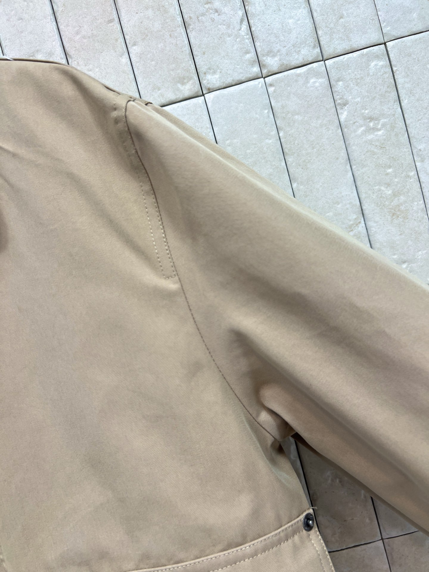LW家 26早秋新款 撞色夹克外套 采用棉质混纺面料 撞色深棕灯芯绒翻领层次鲜明 斜开拉链搭配肩侧金属扣袢 细节充满设计