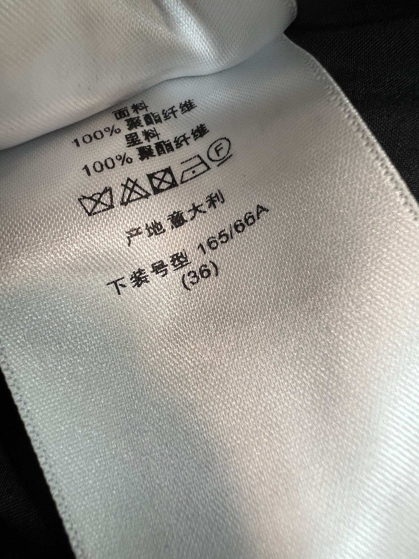 D家 26早秋新款 黑色围裹裙裤 面料挺括有型 腰头侧边点缀蝴蝶结+拉链开合 穿脱方便 精致logo提升格调 利落A字剪