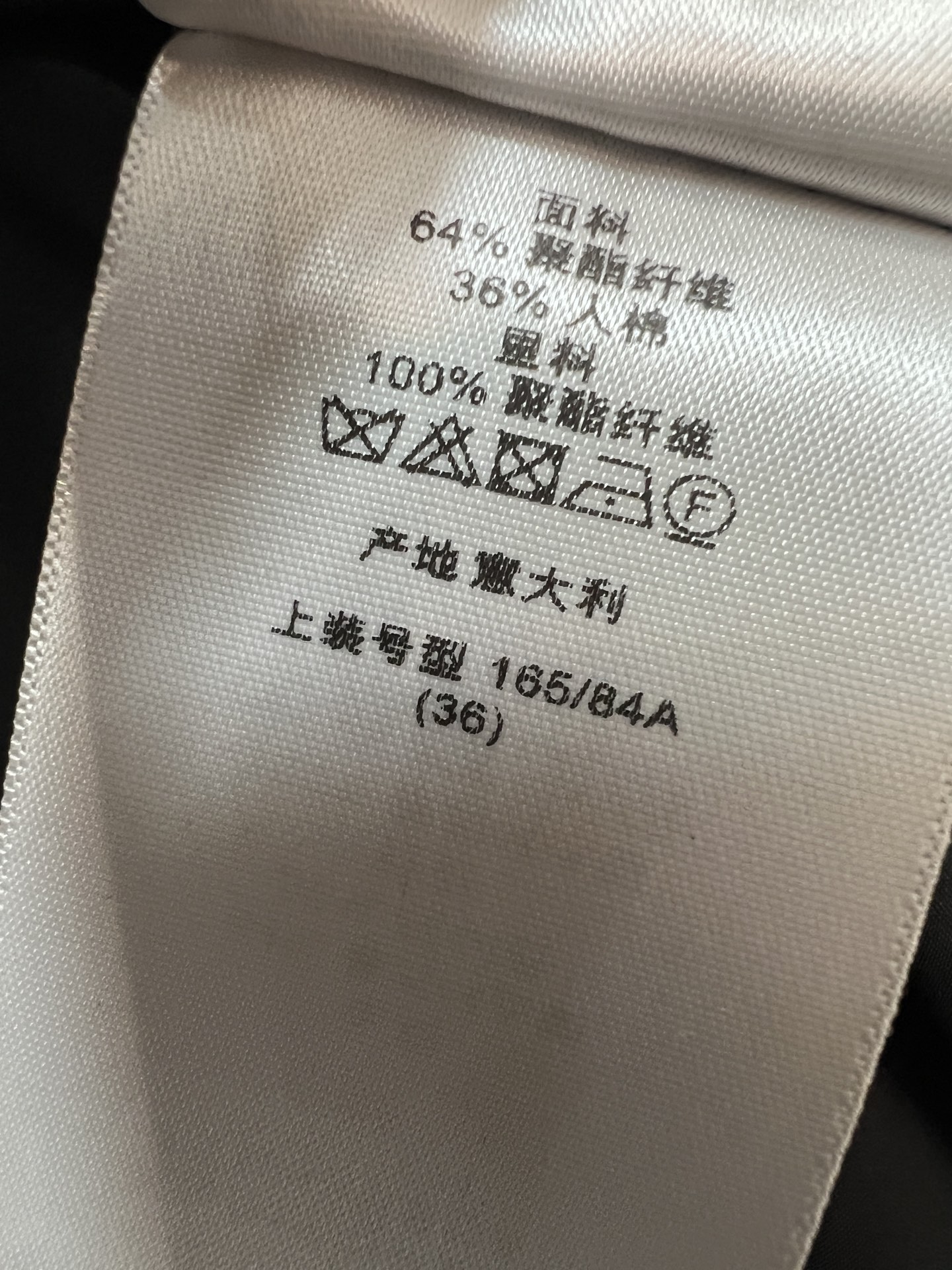 D家 26早秋新款 黑色收腰西装外套 平驳领搭配蝴蝶结 精致优雅 三粒纽扣开合 立体收腰剪裁优化身形线条 版型巧妙抬高腰