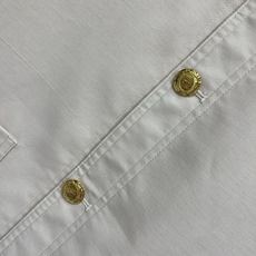 D家 26早秋新款 米白短袖衬衫 采用棉质混纺面料 扎实挺括 简约翻领设计 金色纽扣精致 胸口圆形刺绣logo徽章增添辨 D家 26早秋新款 米白短袖衬衫 采用棉质混纺面料 扎实挺括 简约翻领设计 金色纽扣精致 胸口圆形刺绣logo徽章增添辨