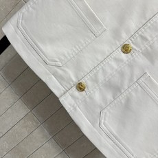 D家 26早秋新款 米白短袖衬衫 采用棉质混纺面料 扎实挺括 简约翻领设计 金色纽扣精致 胸口圆形刺绣logo徽章增添辨 D家 26早秋新款 米白短袖衬衫 采用棉质混纺面料 扎实挺括 简约翻领设计 金色纽扣精致 胸口圆形刺绣logo徽章增添辨