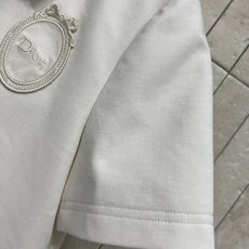 D家 26早秋新款 米白短袖衬衫 采用棉质混纺面料 扎实挺括 简约翻领设计 金色纽扣精致 胸口圆形刺绣logo徽章增添辨 D家 26早秋新款 米白短袖衬衫 采用棉质混纺面料 扎实挺括 简约翻领设计 金色纽扣精致 胸口圆形刺绣logo徽章增添辨