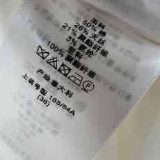D家 26早秋新款 米白短袖衬衫 采用棉质混纺面料 扎实挺括 简约翻领设计 金色纽扣精致 胸口圆形刺绣logo徽章增添辨 D家 26早秋新款 米白短袖衬衫 采用棉质混纺面料 扎实挺括 简约翻领设计 金色纽扣精致 胸口圆形刺绣logo徽章增添辨