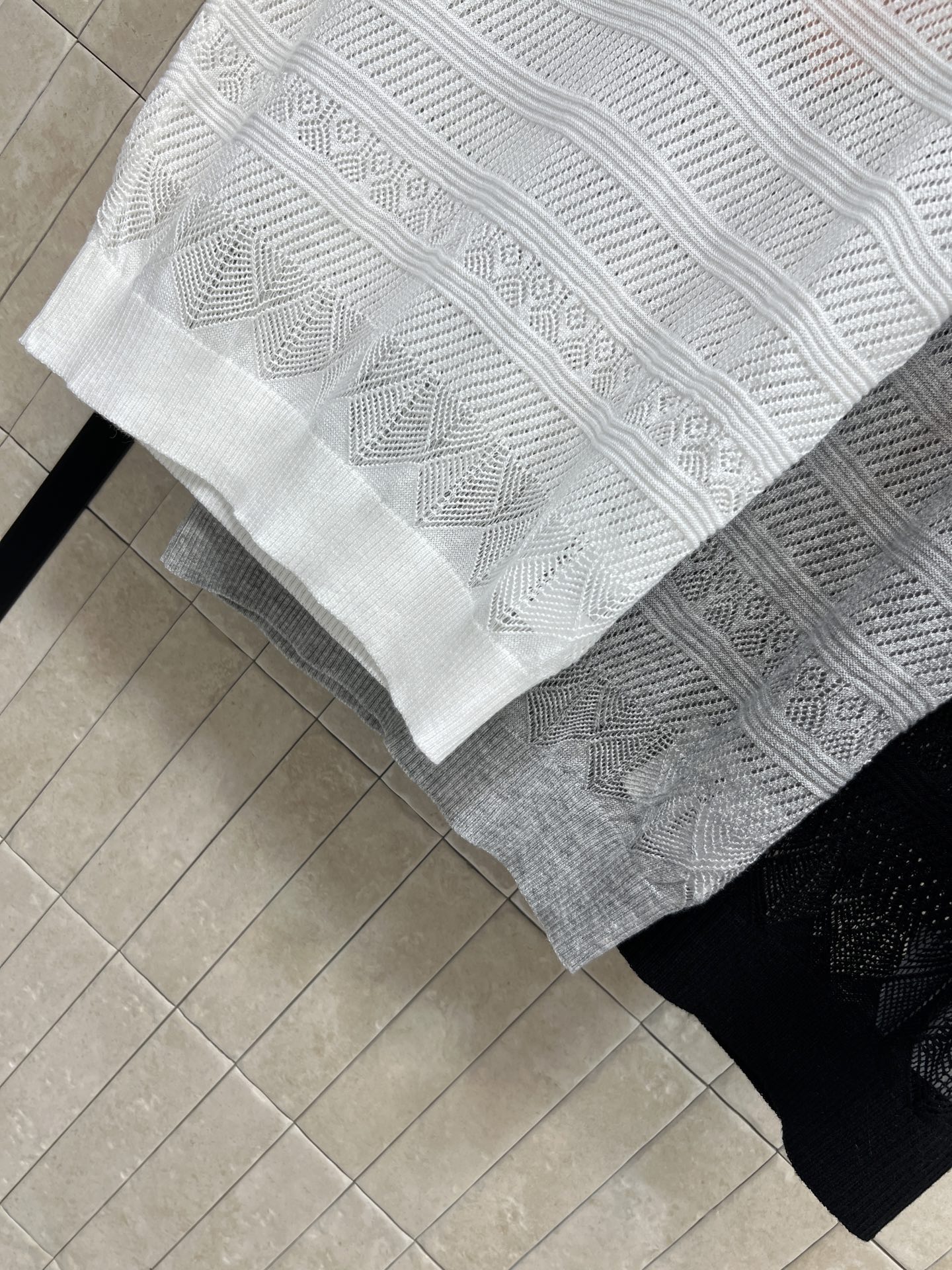 MIU家 26早秋新款 镂空Polo针织短袖 采用羊毛针织面料 软糯亲肤 通体精致菱格镂空织纹 透气清爽 胸口logo刺