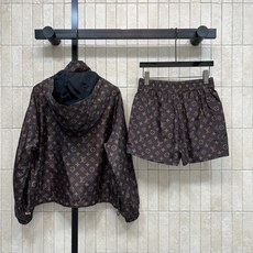 L家 26早秋新款 老花双面套装 连帽外套+松紧腰短裤 面料轻薄透气 外套搭配金属拉链 松紧收口袖口利落有型 短裤采用松 L家 26早秋新款 老花双面套装 连帽外套+松紧腰短裤 面料轻薄透气 外套搭配金属拉链 松紧收口袖口利落有型 短裤采用松