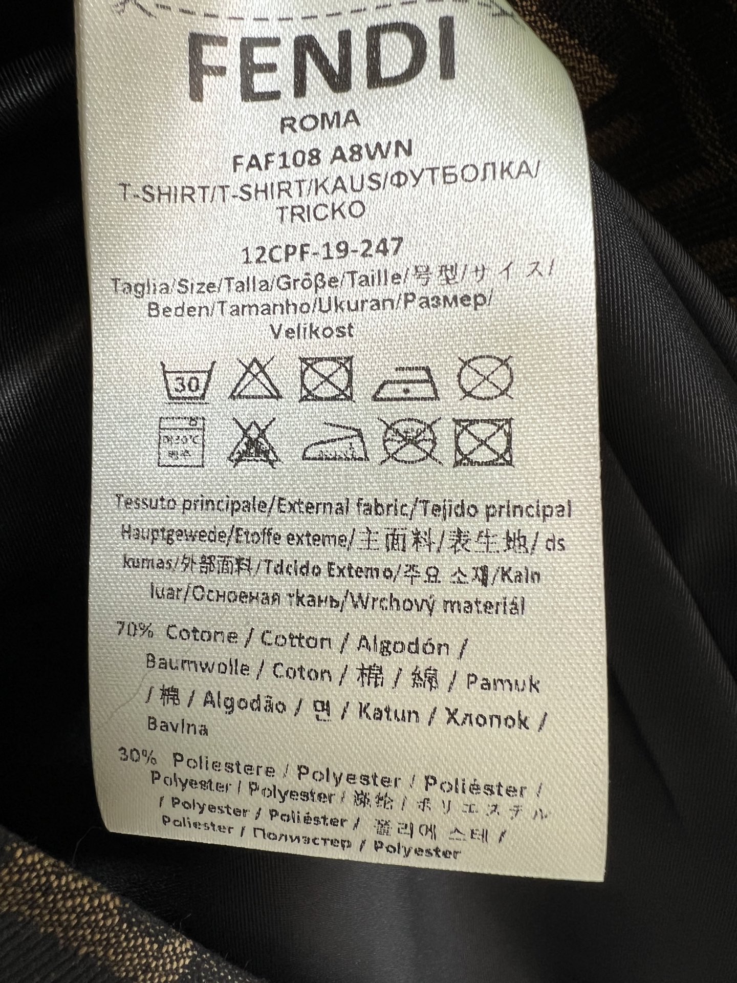 FD家 26早秋新款 提花短袖外套 采用棉质混纺面料 标准平驳领搭配两粒扣门襟 剪裁利落大气 胸前logo徽章增添复古质