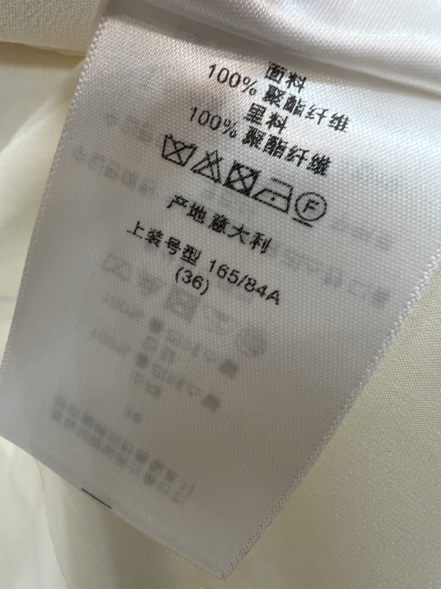 D家 26早秋新款 立领收腰西装外套 垂顺挺括面料 不易褶皱 单排同色包扣独具东方韵味 线条利落高级 合身收腰剪裁优化身