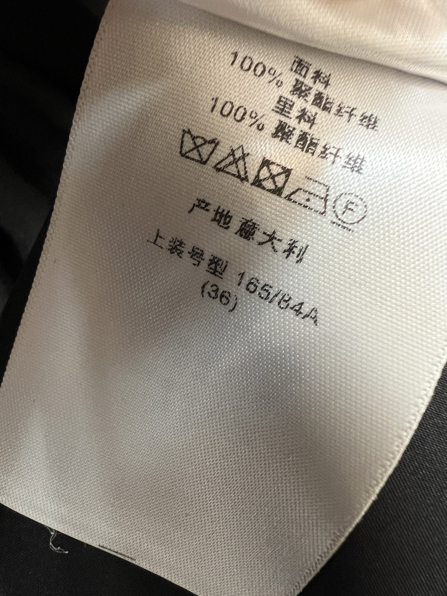D家 26早秋新款 立领收腰西装外套 垂顺挺括面料 不易褶皱 单排同色包扣独具东方韵味 线条利落高级 合身收腰剪裁优化身