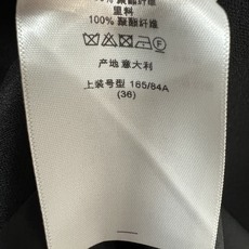 D家 26早秋新款 黑色收腰连衣裙 挺括垂顺面料 有型不易褶皱 简约V立领搭配竖排手工包扣 精致氛围感十足 利落短袖剪裁 D家 26早秋新款 黑色收腰连衣裙 挺括垂顺面料 有型不易褶皱 简约V立领搭配竖排手工包扣 精致氛围感十足 利落短袖剪裁