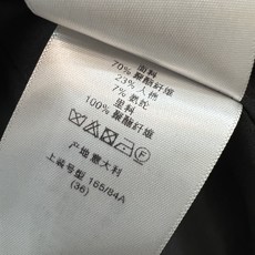 D家 26早秋新款 黑色短款外套 翻领搭配醒目白色滚边 学院氛围感拉满 圆形纽扣简约协调 两侧口袋增加层次感 挺括面料塑 D家 26早秋新款 黑色短款外套 翻领搭配醒目白色滚边 学院氛围感拉满 圆形纽扣简约协调 两侧口袋增加层次感 挺括面料塑