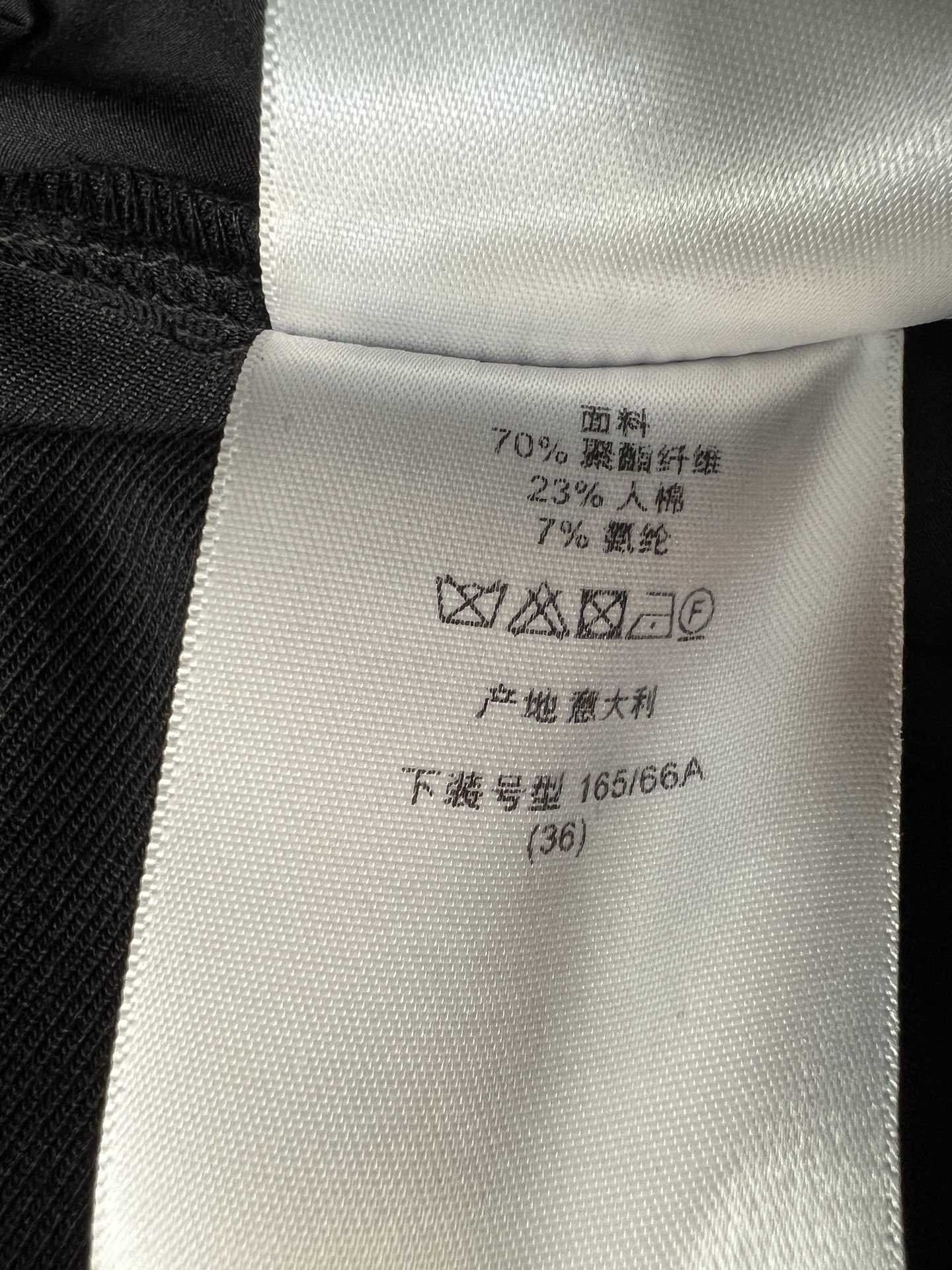 D家 26早秋新款 黑色高腰长裤 加宽松紧腰头贴合不勒腹 裤身中线压条设计立体 直筒版型拉长双腿线条 侧边logo标低调