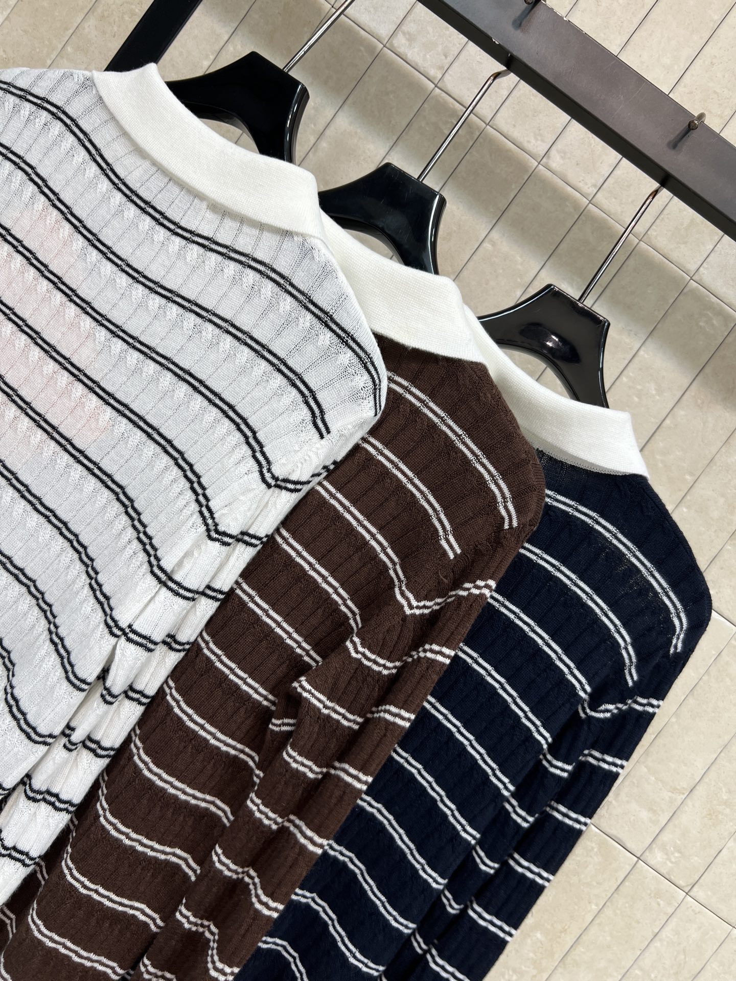 MIU家 26早秋新款 条纹Polo领针织上衣 采用羊毛针织面料 经典撞色条纹复古学院氛围 修身坑条针织肌理细腻 弹力舒