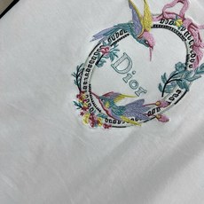 D家 26早秋新款 白色印花短袖T恤 甄选软糯亲肤棉质面料 上身舒适透气 正面精致彩色花鸟刺绣 搭配logo 色彩鲜活层 D家 26早秋新款 白色印花短袖T恤 甄选软糯亲肤棉质面料 上身舒适透气 正面精致彩色花鸟刺绣 搭配logo 色彩鲜活层