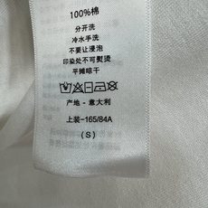 D家 26早秋新款 白色印花短袖T恤 甄选软糯亲肤棉质面料 上身舒适透气 正面精致彩色花鸟刺绣 搭配logo 色彩鲜活层 D家 26早秋新款 白色印花短袖T恤 甄选软糯亲肤棉质面料 上身舒适透气 正面精致彩色花鸟刺绣 搭配logo 色彩鲜活层