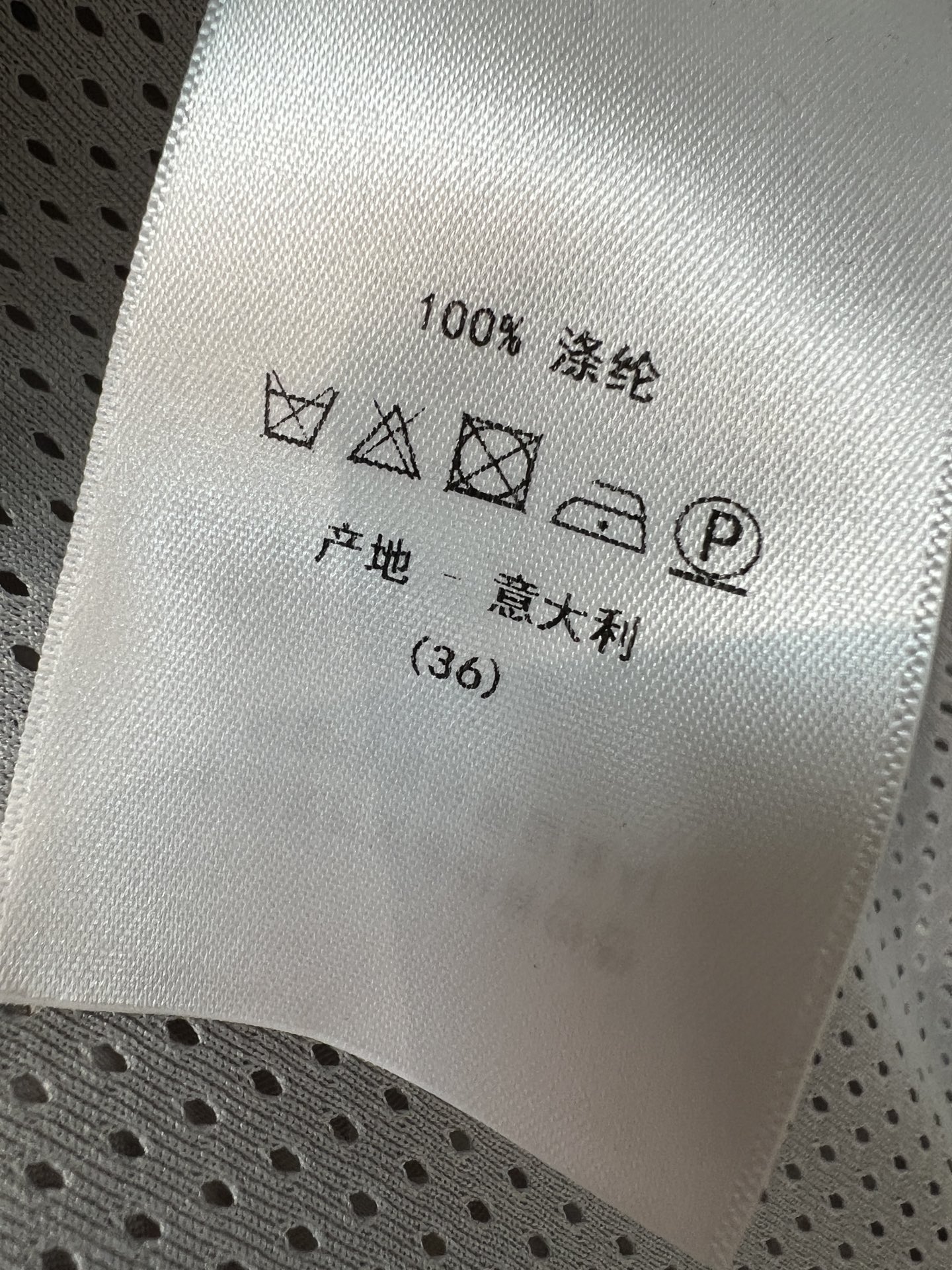 D家 26早秋新款 老花连帽马甲 面料轻薄透气 休闲连帽搭配可调节抽绳 拉链顺畅开合 两侧实用拉链插袋方便置物 短款宽松