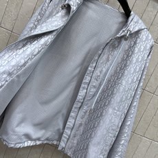 D家 26早秋新款 老花连帽外套 满印暗纹设计 低调自带精致质感 宽松连帽版型搭配可调节 正面金属拉链开合 袖口松紧收口 D家 26早秋新款 老花连帽外套 满印暗纹设计 低调自带精致质感 宽松连帽版型搭配可调节 正面金属拉链开合 袖口松紧收口