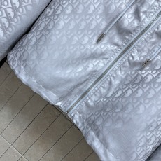 D家 26早秋新款 老花连帽外套 满印暗纹设计 低调自带精致质感 宽松连帽版型搭配可调节 正面金属拉链开合 袖口松紧收口 D家 26早秋新款 老花连帽外套 满印暗纹设计 低调自带精致质感 宽松连帽版型搭配可调节 正面金属拉链开合 袖口松紧收口