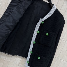 C家 26早秋新款 黑色小香风外套 绵羊毛混纺面料肌理厚实有质感 撞色珍珠包边勾勒衣身轮廓 翡翠绿纽扣作为点缀 精致夺目 C家 26早秋新款 黑色小香风外套 绵羊毛混纺面料肌理厚实有质感 撞色珍珠包边勾勒衣身轮廓 翡翠绿纽扣作为点缀 精致夺目