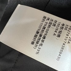 C家 26早秋新款 黑色小香风外套 绵羊毛混纺面料肌理厚实有质感 撞色珍珠包边勾勒衣身轮廓 翡翠绿纽扣作为点缀 精致夺目 C家 26早秋新款 黑色小香风外套 绵羊毛混纺面料肌理厚实有质感 撞色珍珠包边勾勒衣身轮廓 翡翠绿纽扣作为点缀 精致夺目