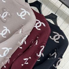 C家 26早秋新款 提花针织开衫 采样羊毛针织面料软糯厚实 触感柔软亲肤 V领版型修饰脖颈线条 衣身双C提花图案 层次丰 C家 26早秋新款 提花针织开衫 采样羊毛针织面料软糯厚实 触感柔软亲肤 V领版型修饰脖颈线条 衣身双C提花图案 层次丰