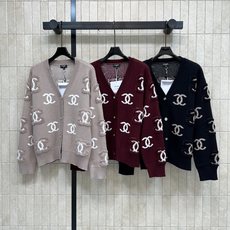 C家 26早秋新款 提花针织开衫 采样羊毛针织面料软糯厚实 触感柔软亲肤 V领版型修饰脖颈线条 衣身双C提花图案 层次丰 C家 26早秋新款 提花针织开衫 采样羊毛针织面料软糯厚实 触感柔软亲肤 V领版型修饰脖颈线条 衣身双C提花图案 层次丰
