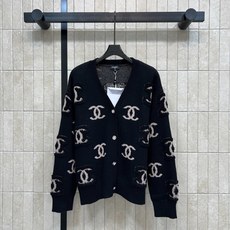 C家 26早秋新款 提花针织开衫 采样羊毛针织面料软糯厚实 触感柔软亲肤 V领版型修饰脖颈线条 衣身双C提花图案 层次丰 C家 26早秋新款 提花针织开衫 采样羊毛针织面料软糯厚实 触感柔软亲肤 V领版型修饰脖颈线条 衣身双C提花图案 层次丰