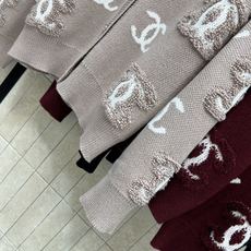 C家 26早秋新款 提花针织开衫 采样羊毛针织面料软糯厚实 触感柔软亲肤 V领版型修饰脖颈线条 衣身双C提花图案 层次丰 C家 26早秋新款 提花针织开衫 采样羊毛针织面料软糯厚实 触感柔软亲肤 V领版型修饰脖颈线条 衣身双C提花图案 层次丰