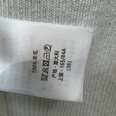 C家 26早秋新款 针织长袖上衣 圆领修身针织打底,采用羊毛针织面料 细腻竖坑条肌理 弹力贴合身形 上身轻薄透气 胸前l C家 26早秋新款 针织长袖上衣 圆领修身针织打底,采用羊毛针织面料 细腻竖坑条肌理 弹力贴合身形 上身轻薄透气 胸前l
