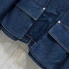 H家 26早秋新款 灯芯绒领拼接牛仔外套 复古水洗蓝牛仔棉面料 撞色灯芯绒翻领 色调有层次 斜门襟搭配金属搭扣袢带设计 H家 26早秋新款 灯芯绒领拼接牛仔外套 复古水洗蓝牛仔棉面料 撞色灯芯绒翻领 色调有层次 斜门襟搭配金属搭扣袢带设计