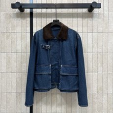 H家 26早秋新款 灯芯绒领拼接牛仔外套 复古水洗蓝牛仔棉面料 撞色灯芯绒翻领 色调有层次 斜门襟搭配金属搭扣袢带设计 H家 26早秋新款 灯芯绒领拼接牛仔外套 复古水洗蓝牛仔棉面料 撞色灯芯绒翻领 色调有层次 斜门襟搭配金属搭扣袢带设计