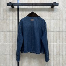 H家 26早秋新款 灯芯绒领拼接牛仔外套 复古水洗蓝牛仔棉面料 撞色灯芯绒翻领 色调有层次 斜门襟搭配金属搭扣袢带设计 H家 26早秋新款 灯芯绒领拼接牛仔外套 复古水洗蓝牛仔棉面料 撞色灯芯绒翻领 色调有层次 斜门襟搭配金属搭扣袢带设计