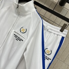 CE家 26早秋新款 白色立领套装 立领拉链外套+阔腿长裤两件套 搭配蓝色侧条 复古校园感拉满 胸口精致logo徽章刺 CE家 26早秋新款 白色立领套装 立领拉链外套+阔腿长裤两件套 搭配蓝色侧条 复古校园感拉满 胸口精致logo徽章刺