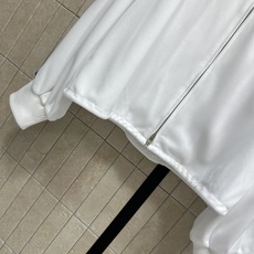 CE家 26早秋新款 白色立领套装 立领拉链外套+阔腿长裤两件套 搭配蓝色侧条 复古校园感拉满 胸口精致logo徽章刺 CE家 26早秋新款 白色立领套装 立领拉链外套+阔腿长裤两件套 搭配蓝色侧条 复古校园感拉满 胸口精致logo徽章刺