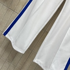 CE家 26早秋新款 白色立领套装 立领拉链外套+阔腿长裤两件套 搭配蓝色侧条 复古校园感拉满 胸口精致logo徽章刺 CE家 26早秋新款 白色立领套装 立领拉链外套+阔腿长裤两件套 搭配蓝色侧条 复古校园感拉满 胸口精致logo徽章刺