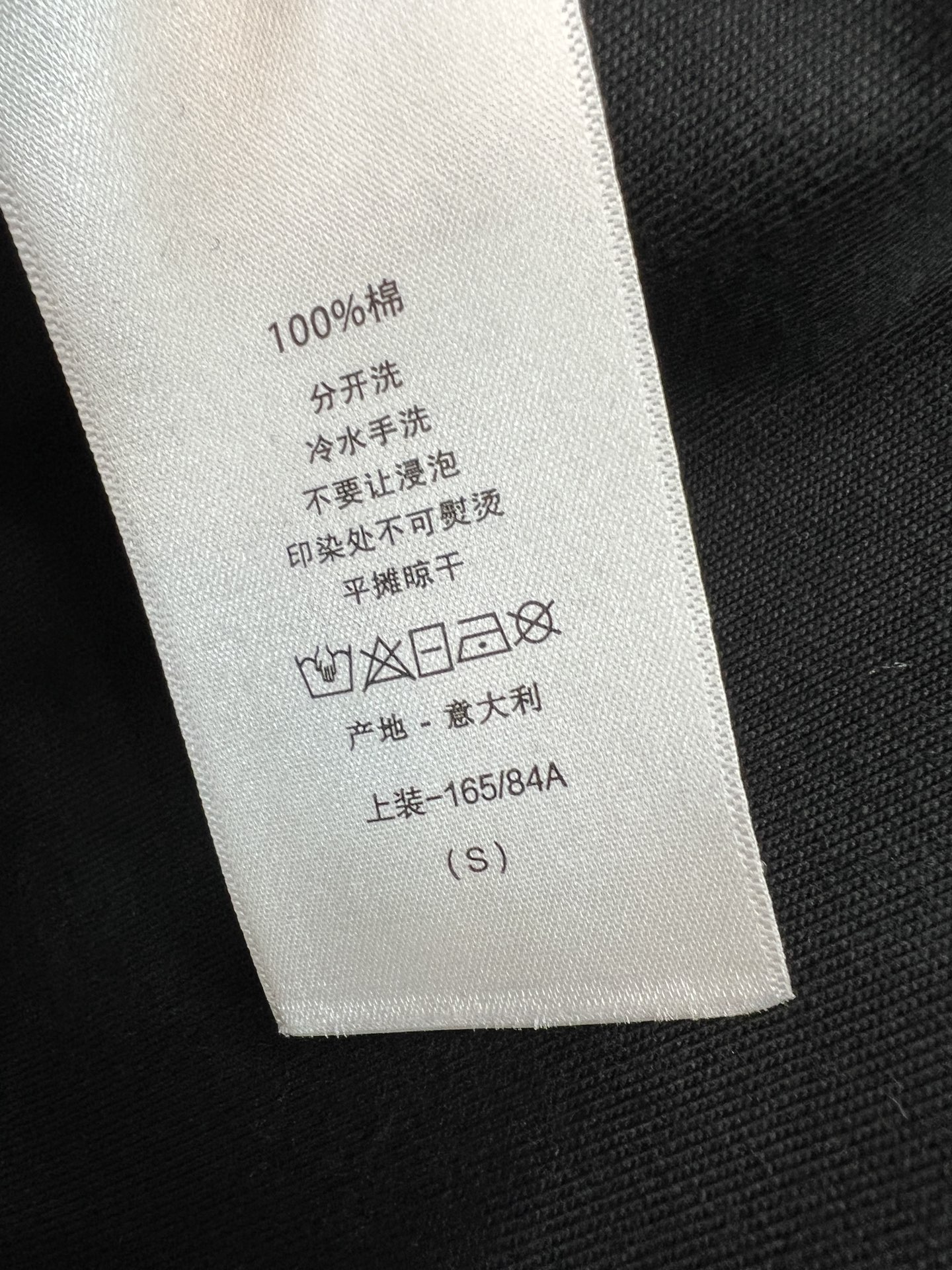 D家 26早秋新款 蝴蝶结圆领短袖T恤 精选细腻亲肤面料 触感柔软透气 上身舒适不闷汗 一侧领口点缀精致蝴蝶结 打破基础